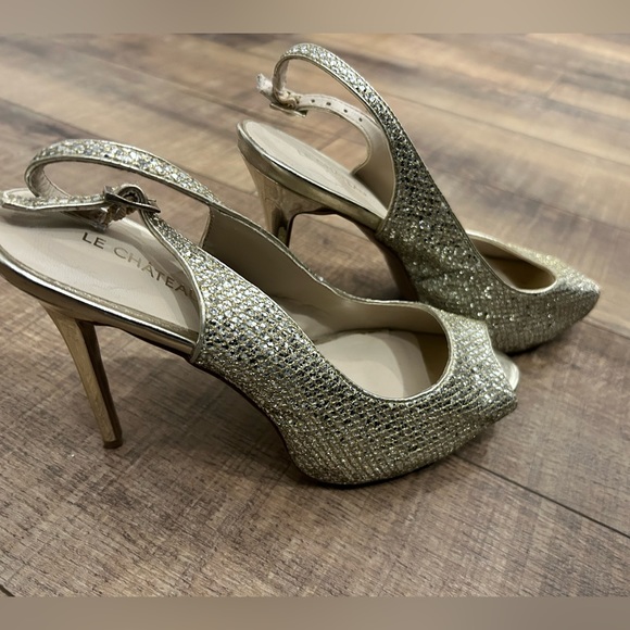 LE CHATEAU GOLD HEELS - Picture 2 of 5